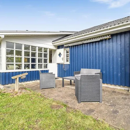 Semesterbostad Nice In W/ 3 Bedrooms