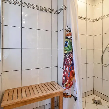 Semesterbostad Nice In W/ 3 Bedrooms